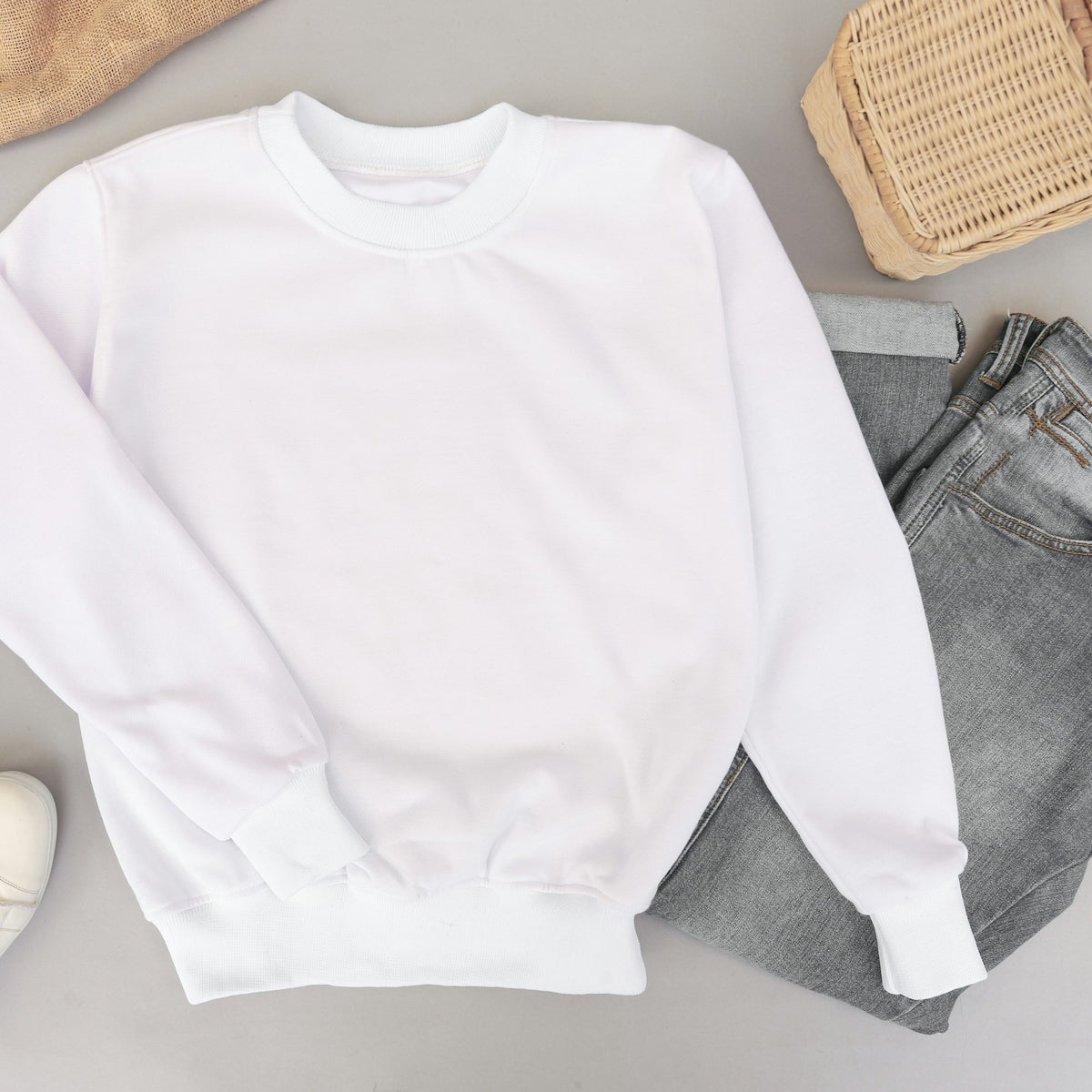 Weißes Rundhals-Sweatshirt ohne Kapuze, unbedruckt, flach liegend